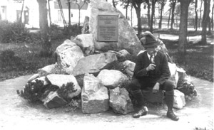 Anton G&uuml;nther vor seinem Denkmal